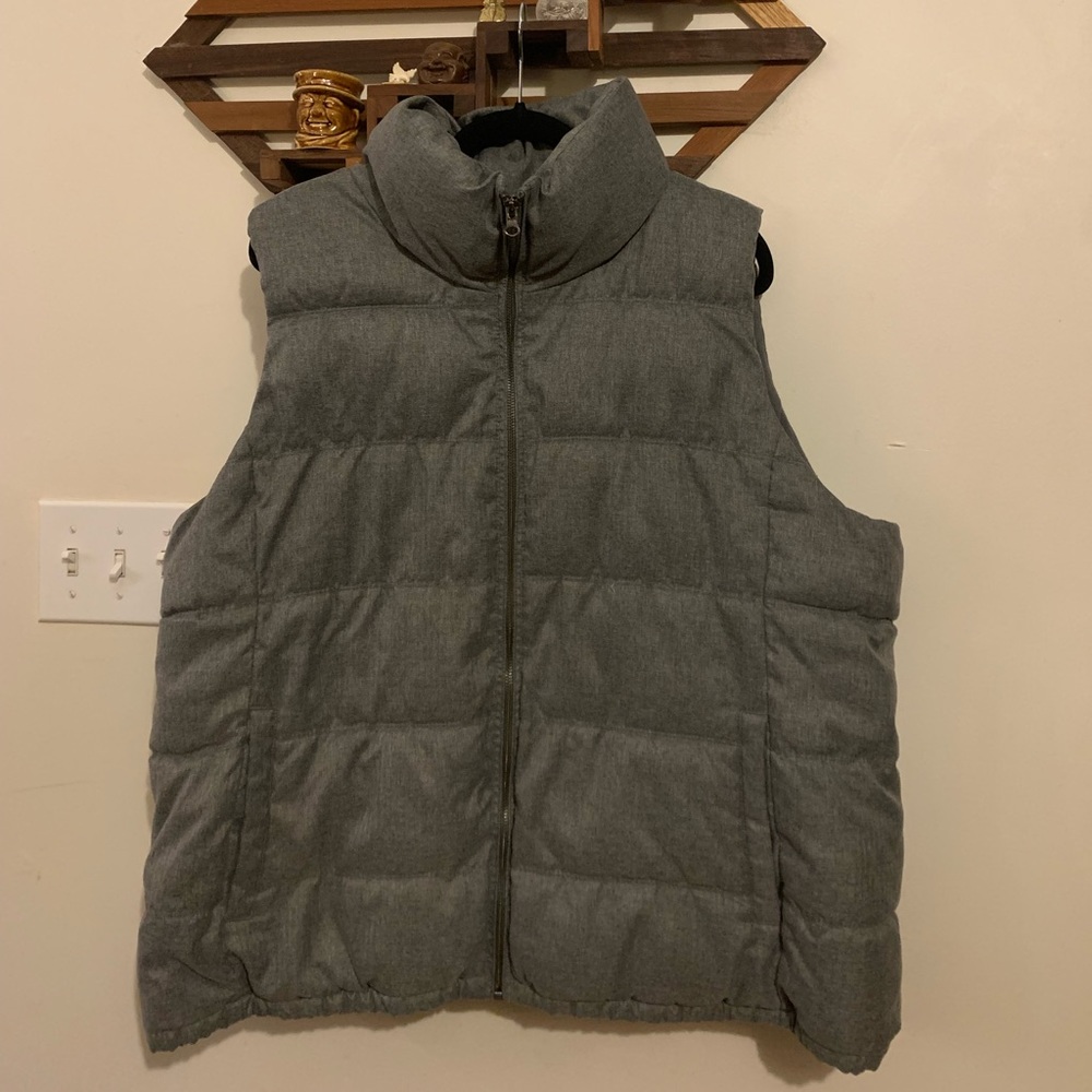 Like new Old Navy zip-up vest. Warm, lightweight and flattering.